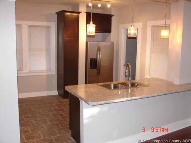 Building Photo - Large 3bed/2bath with full basement