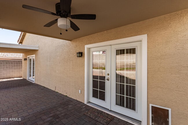 Building Photo - 1526 E Charleston Ave