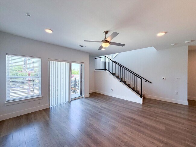 Building Photo - 2213 Poquito St