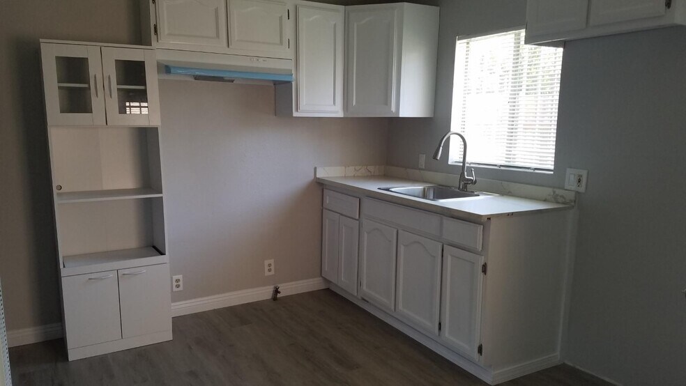 Kitchen - 5922 S San Pedro St