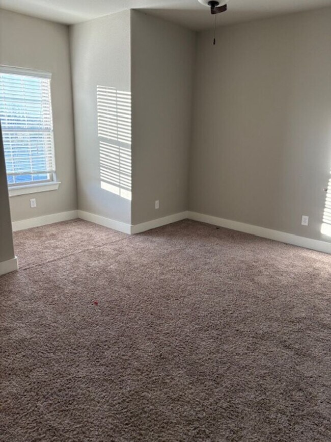 Building Photo - BEAUTIFUL TOWNHOUSE IN A GREAT LOCATION!!!