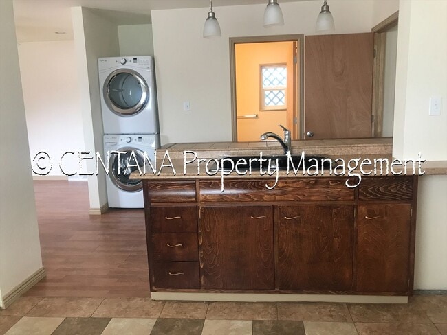 Building Photo - Cozy 2 bedroom Bungalow!