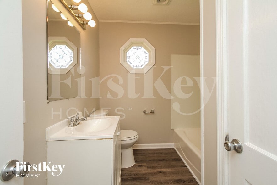 Building Photo - 201 W 10th St