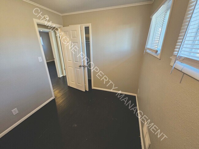 Building Photo - Single Family Home in Ruskin Heights