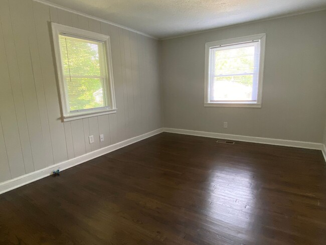 Building Photo - COMING SOON - 2 Bedroom 1 Bathroom Home in...