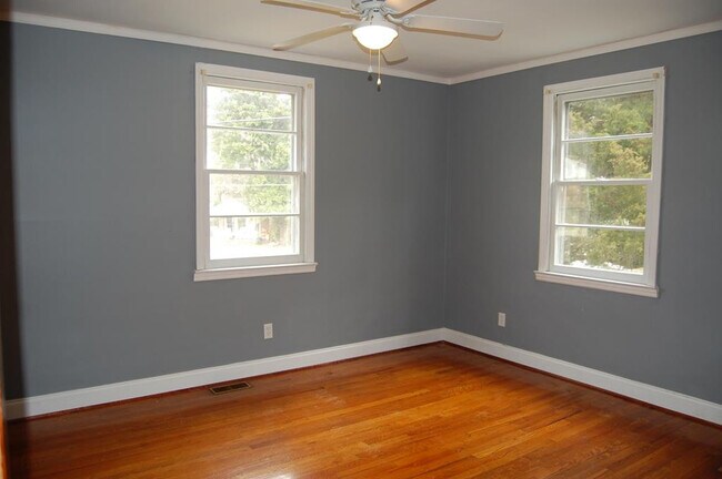 Building Photo - 122 Westdale Ave