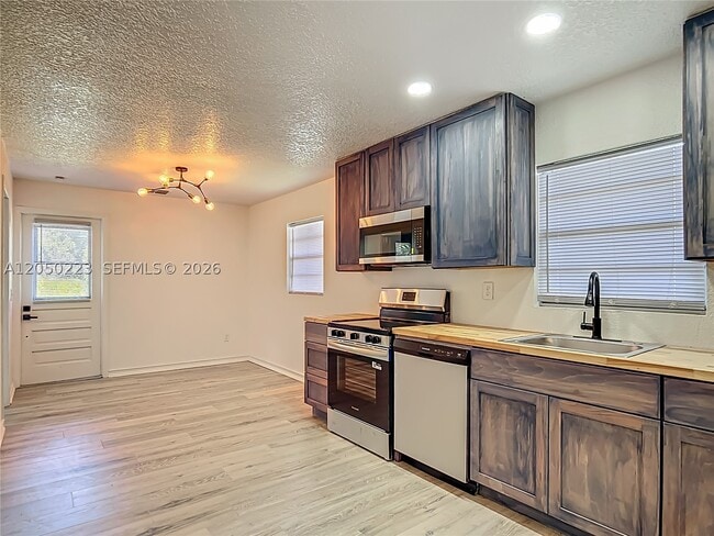 Building Photo - 8781 LAKESHORE Dr