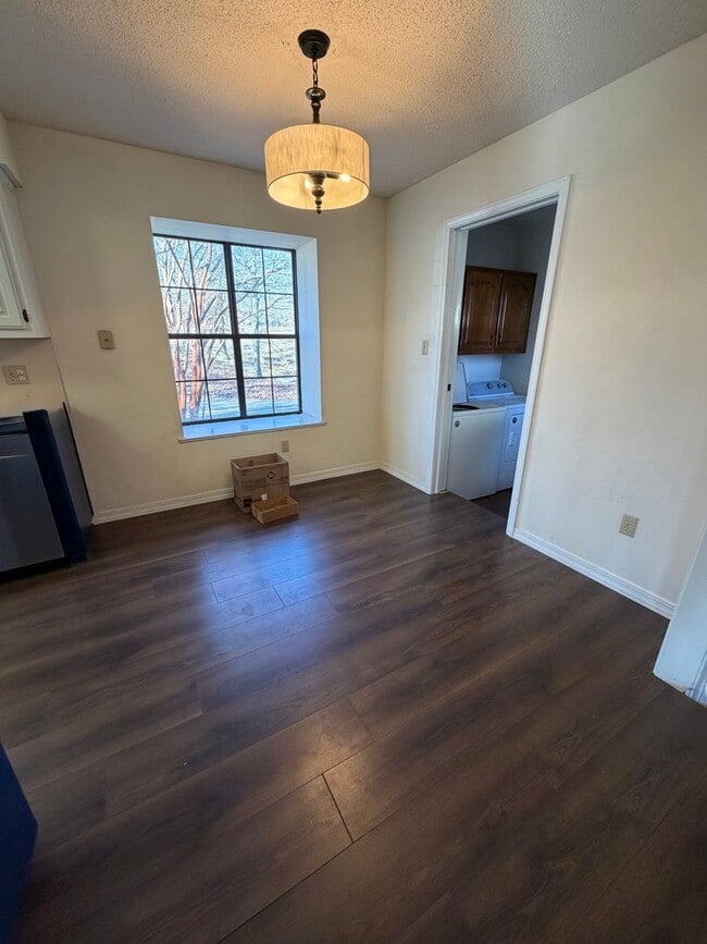 Building Photo - 220 Norwood Dr