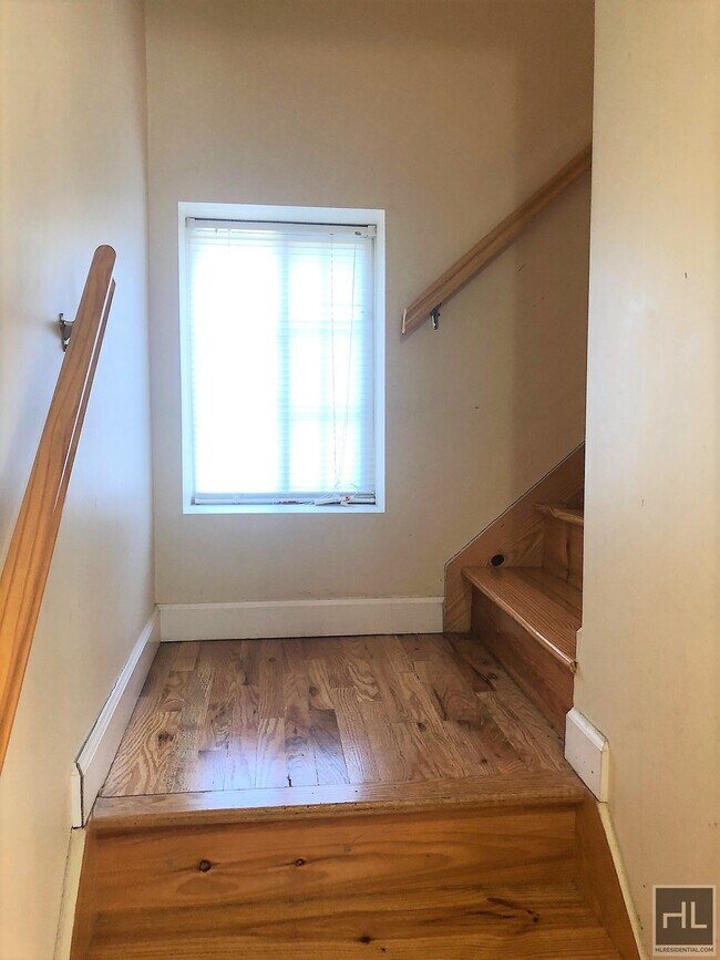 Building Photo - 869 E 95th St