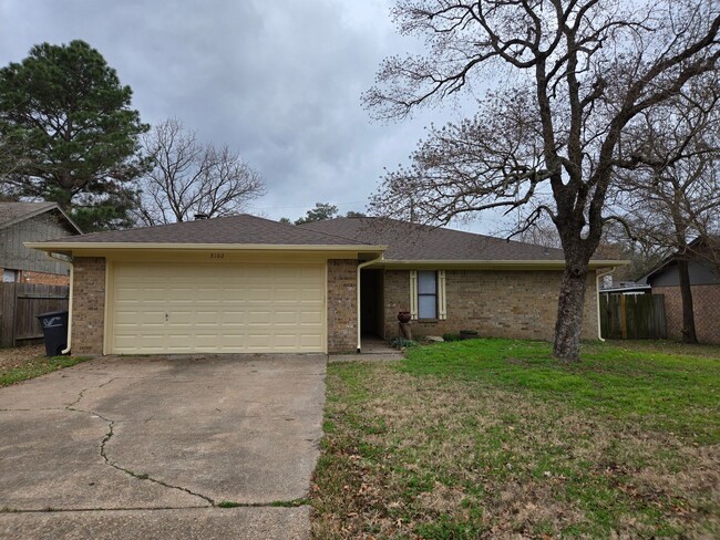 Building Photo - 3 bedroom 2 bathroom Southwood Valley Home