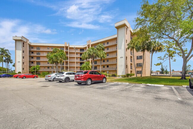 Building Photo - 4640 Lucerne Lakes Blvd