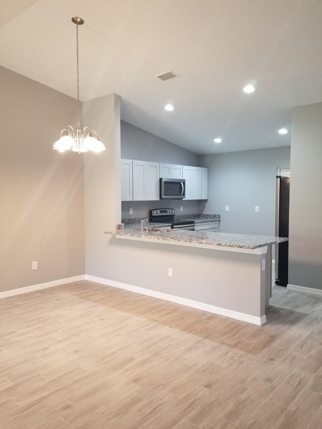 Building Photo - Spacious 3-Bedroom, 2-Bath Apartment with ...