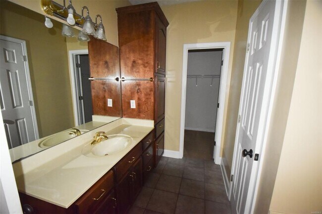 Building Photo - 709 Yellowstone Dr
