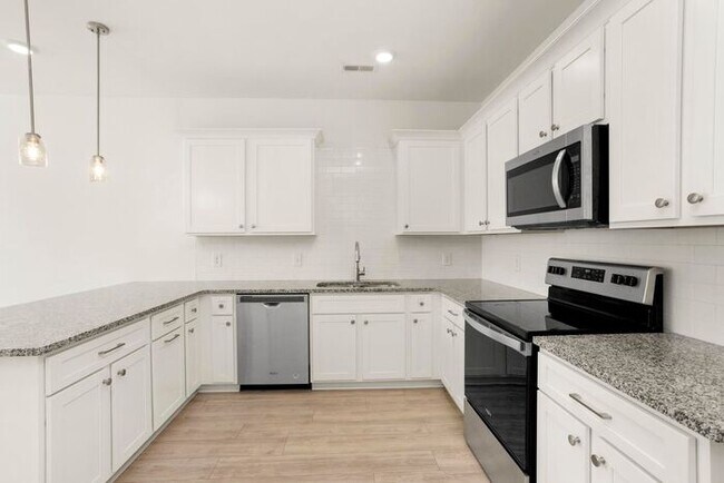 Building Photo - 3 Bed/3 Full Baths! Newer Townhome