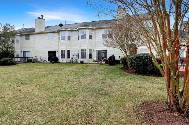 Building Photo - 1356 Lake Dr