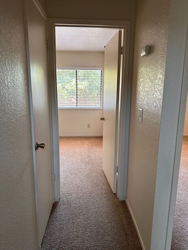 Building Photo - Charming 2/1 Duplex With Access To The Cou...