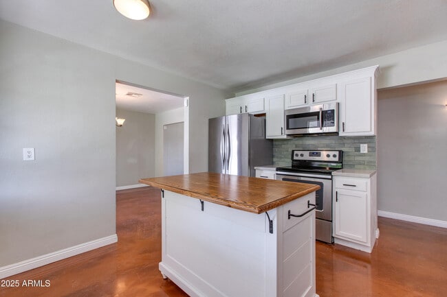 Building Photo - 1812 S Shafer Dr