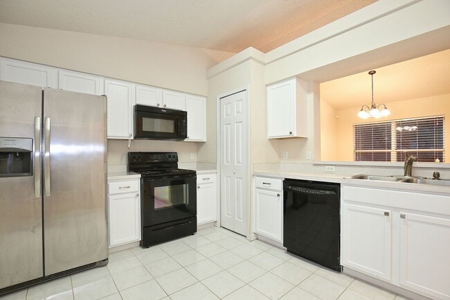 Building Photo - Spacious 3/2 Home with a 2 Car Garage Located in Lake Crescent Pines - Clermont