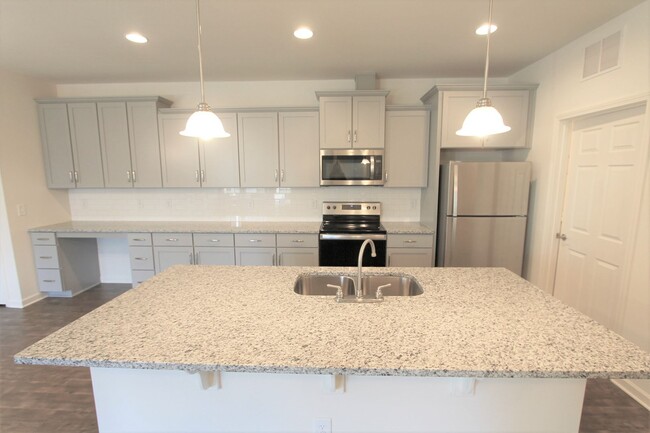 Building Photo - BEAUTIFUL 3BD 2.5 BTH Apartment home RAINT...