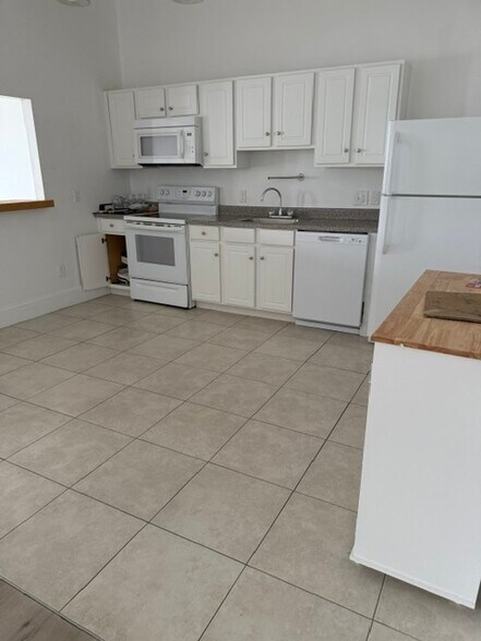 Kitchen - 231 Lake Ave