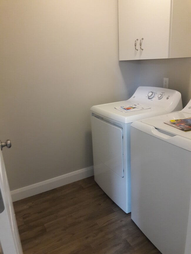 Building Photo - Move-In Discount --3 bed 2.5 bath - Newer townhome in the heart of Cedar City