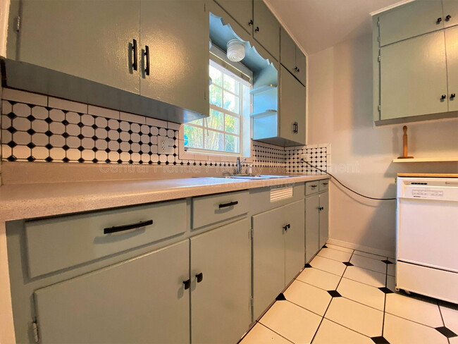 Building Photo - 256 E Crystal Lake St