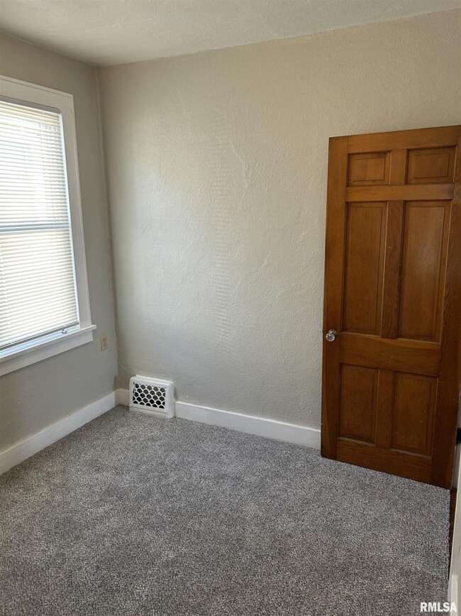 Building Photo - 405 Keller St