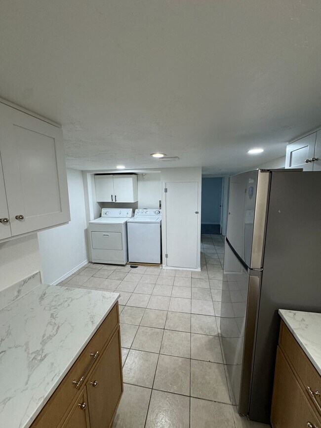 Building Photo - 3 bed/ 1 bath basement apartment