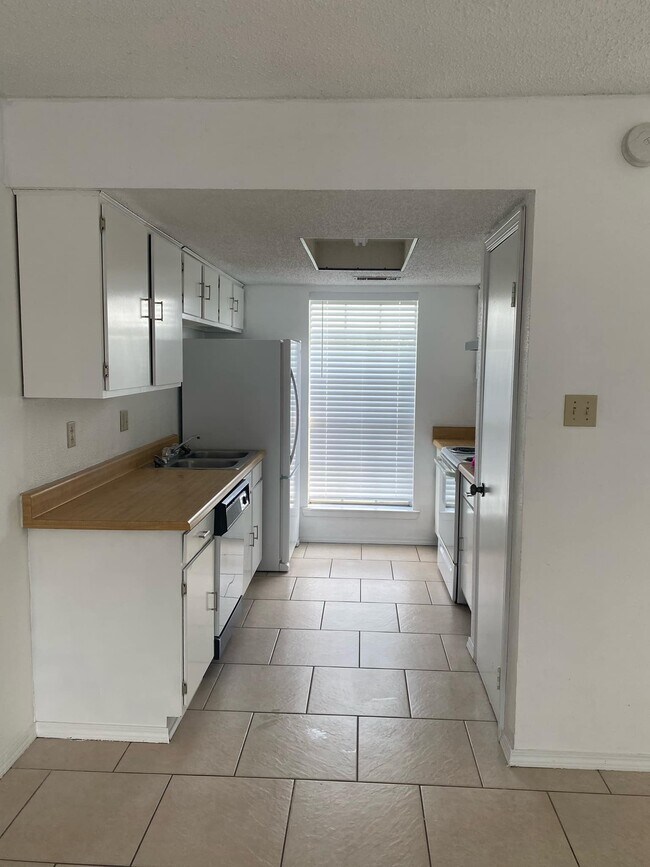 Building Photo - 1413 Central Ave