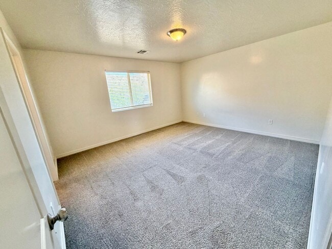Building Photo - Town home in Little Valley Area. End Unit!!