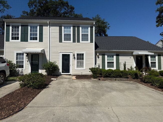 Primary Photo - Updated 2BED/1BATH Townhome with bonus fle...