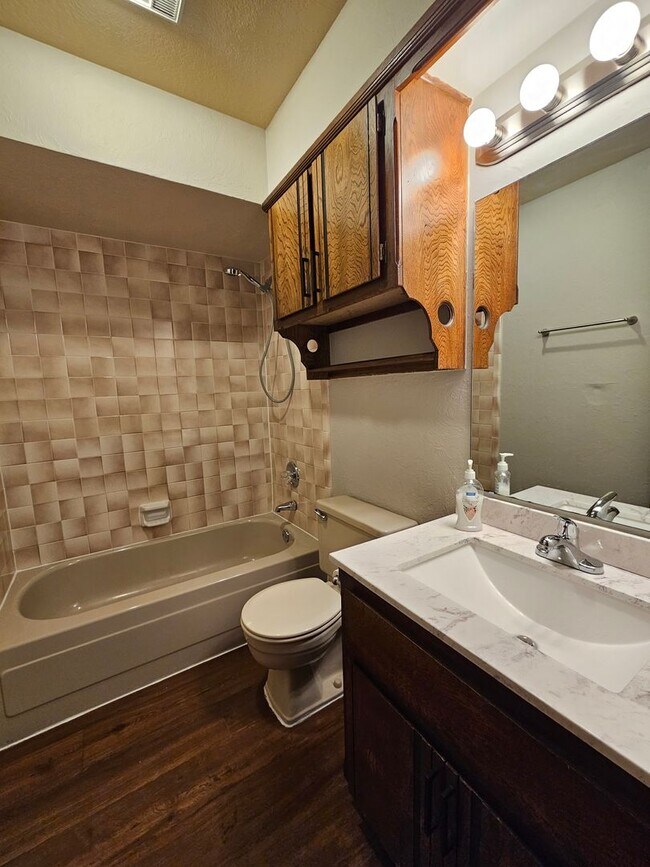 Building Photo - (3) Bed/(2) Bath Avail NOW! Pets Negotiable.