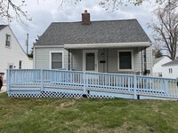 Building Photo - 3 bed 1 bath bungalow with garage and base...