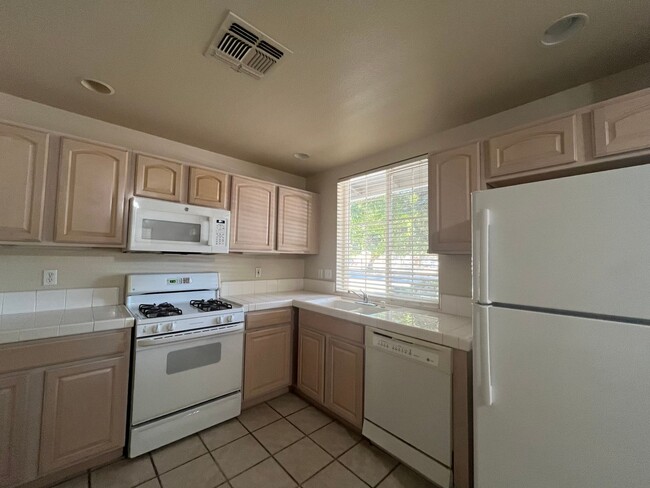 Building Photo - 3 Bedroom, 2 Bathroom Home in Sequoia Vill...