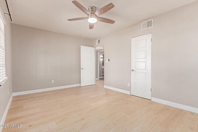 Building Photo - 1049 E Colter St