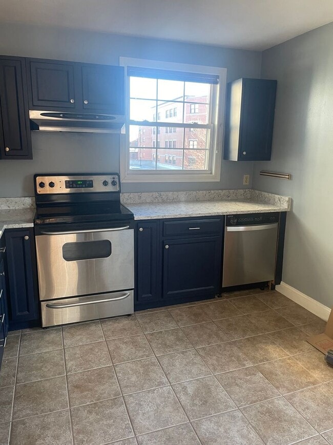 Building Photo - Beautiful 2BR/1BA Condo Available January 16th!!!  Great Portland Location!!!