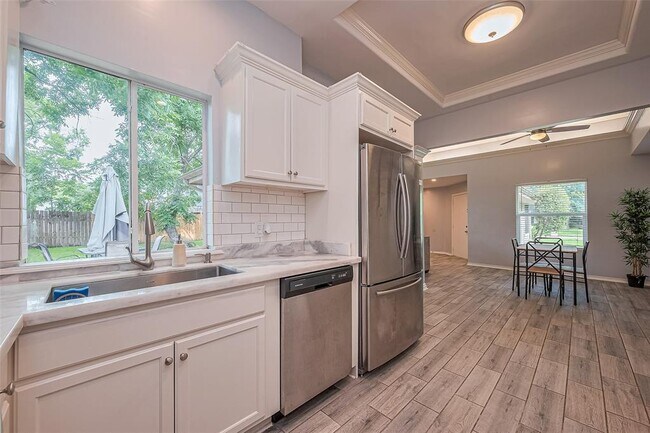 Building Photo - 8711 Pines Pl Dr
