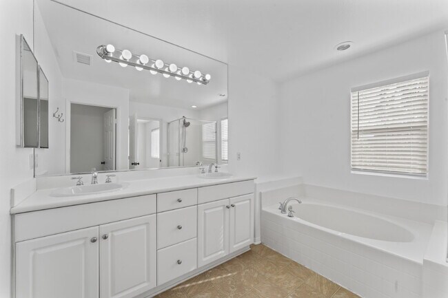 Building Photo - "Charming 3-Bedroom Haven with 2.5 Baths in Santa Clarita – Spacious 1694 Sq Ft Home Awaits!"