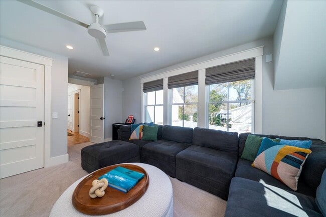 Building Photo - Fully Furnished Home In The Groves