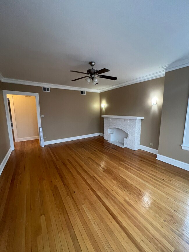 Building Photo - 1022 N Menard Ave