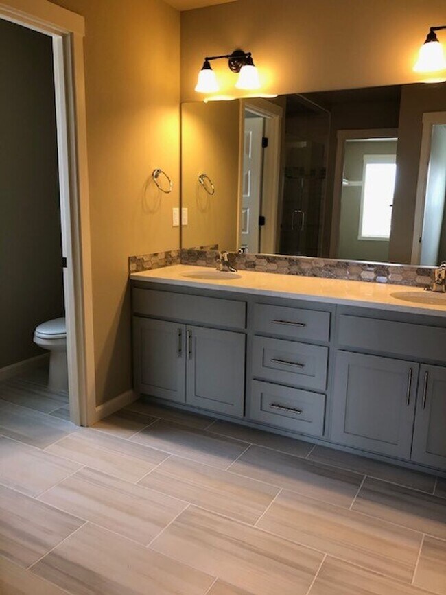 Building Photo - Like New Townhouse