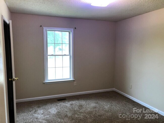 Building Photo - 703 Battleground Rd