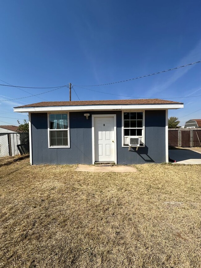 Building Photo - Spacious 4 Bed Home! Large Backyard with a...