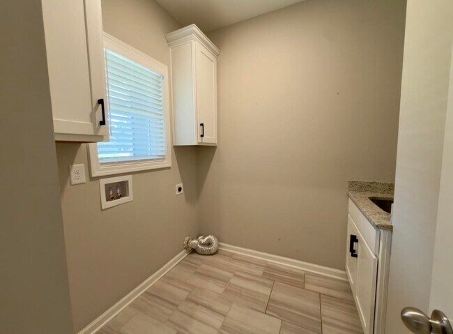 Building Photo - 121 Alexander Lakes Dr