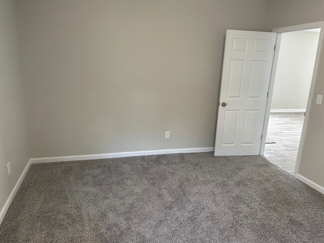 Large bedroom downstairs - 821 Hazard Ave