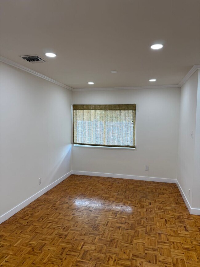 Building Photo - 2523 S Bentley Ave