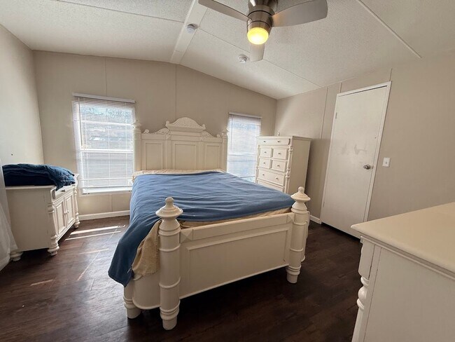 Building Photo - Super Cute 2/2 on almost half acre!