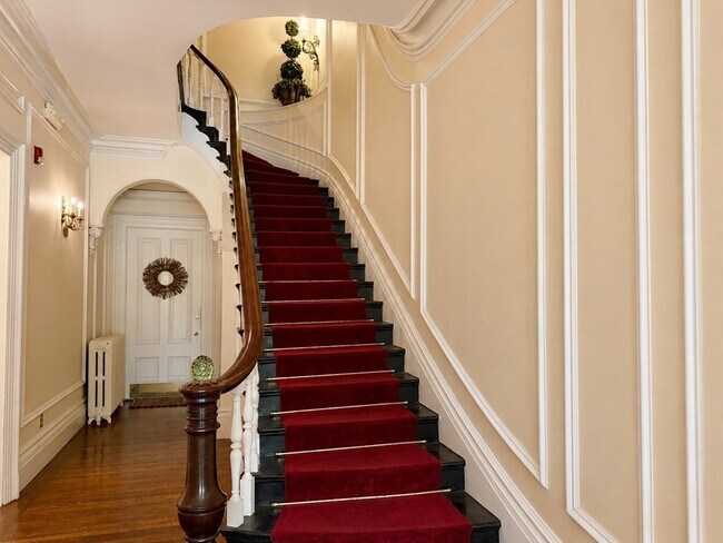 Building Photo - 105 Beacon St