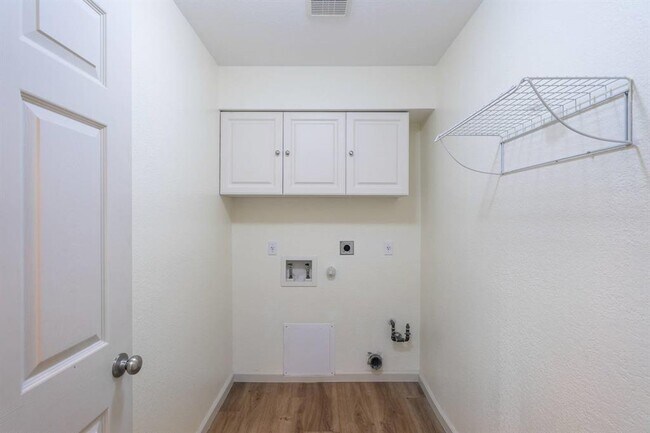 Building Photo - 5911 Steiner