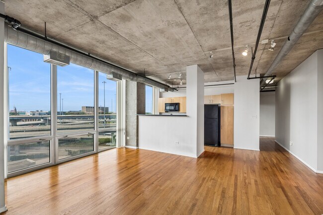 Building Photo - 700 W Van Buren St
